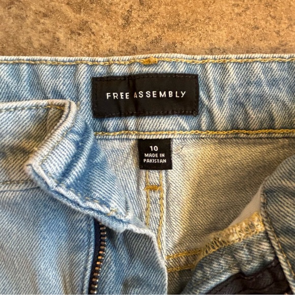 NWOT Raw Hem Denim Shorts size 10 - Picture 3 of 3